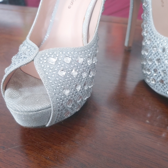 AVAILABLE ONLY IN THE BUNDLE/De Blossom Collection, prom sparkly Heels, size 7.5 - Picture 9 of 16